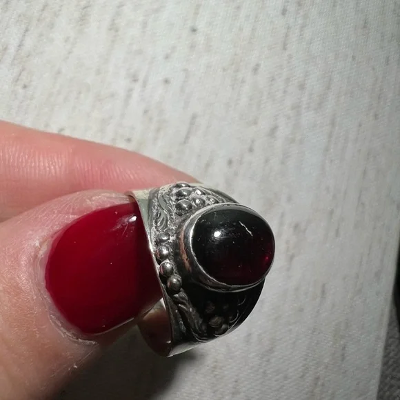 Vintage Sterling silver and garnet wide dome ring - Picture 6 of 15
